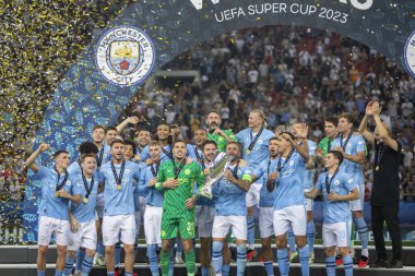 Atina, Yunanistan - 16 Ağustos 2023: Manchester City, Piraeus 'taki Stadio Karaiskakis' te oynanan Süper Kupa final maçında Sevilla FC 'yi mağlup ettikten sonra kupayla kutlama yaptı