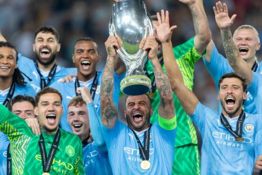 Atina, Yunanistan - 16 Ağustos 2023: Manchester City, Piraeus 'taki Stadio Karaiskakis' te oynanan Süper Kupa final maçında Sevilla FC 'yi mağlup ettikten sonra kupayla kutlama yaptı