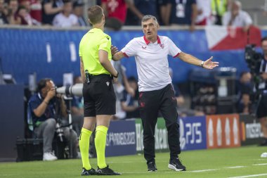 Atina, Yunanistan - 16 Ağustos 2023: Manchester City ile Sevilla arasında oynanan UEFA Süper Kupa Finali sırasında Sevilla teknik direktörü Jose Luis Mendilibar, Pire 'nin Stadyumu Karaiskakis kentinde oynanan final karşılaşmasında