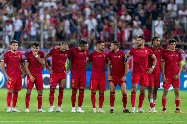Atina, Yunanistan - 16 Ağustos 2023: Manchester City ile Sevilla arasında oynanan UEFA Süper Kupa Finali 'nde Sevilla FC oyuncuları