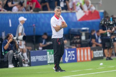 Atina, Yunanistan - 16 Ağustos 2023: Manchester City ile Sevilla arasında oynanan UEFA Süper Kupa Finali sırasında Sevilla teknik direktörü Jose Luis Mendilibar, Pire 'nin Stadyumu Karaiskakis kentinde oynanan final karşılaşmasında