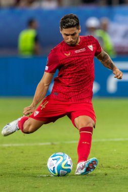 Atina, Yunanistan - 16 Ağustos 2023: Manchester City ile Sevilla arasında oynanan UEFA Süper Kupa Finali 'nde Gonzalo Montiel' in oyuncusu, Pire 'nin Stadyumu Karaiskakis kentinde oynanan karşılaşmada