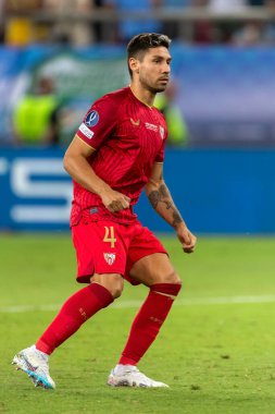 Atina, Yunanistan - 16 Ağustos 2023: Manchester City ile Sevilla arasında oynanan UEFA Süper Kupa Finali 'nde Gonzalo Montiel' in oyuncusu, Pire 'nin Stadyumu Karaiskakis kentinde oynanan karşılaşmada