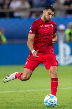 Atina, Yunanistan - 16 Ağustos 2023: Manchester City ile Sevilla arasında oynanan UEFA Süper Kupa Finali sırasında Rafa Mir 'in oyuncusu, Pire' nin Stadyumu Karaiskakis kentinde oynanan karşılaşmada