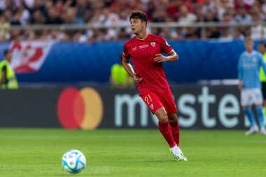 Atina, Yunanistan - 16 Ağustos 2023: Oliver Torres 'in oyuncusu, Manchester City ile Sevilla arasında oynanan UEFA Süper Kupa Finali sırasında Pire' nin Stadyumu Karaiskakis kentinde maç yapıyor