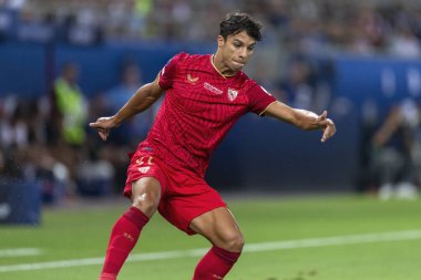 Atina, Yunanistan - 16 Ağustos 2023: Oliver Torres 'in oyuncusu, Manchester City ile Sevilla arasında oynanan UEFA Süper Kupa Finali sırasında Pire' nin Stadyumu Karaiskakis kentinde maç yapıyor