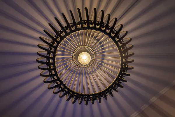 現代手作りの円形の竹の天井ランプ オフィスの建物か家および居間の装飾のための電球を照らして下さい ライトエフェクト ロイヤリティフリーのストック画像