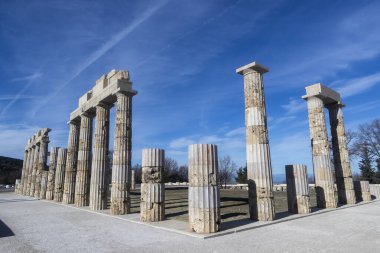 Vergina, Yunanistan - 5 Ocak 2024: 16 yıllık restorasyonun ardından Aigai Sarayı. Saray Büyük İskender 'in Makedonların kralı olarak taç giydiği yer.