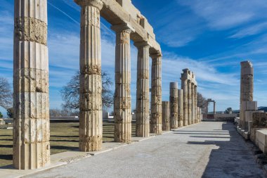 Vergina, Yunanistan - 5 Ocak 2024: 16 yıllık restorasyonun ardından Aigai Sarayı. Saray Büyük İskender 'in Makedonların kralı olarak taç giydiği yer.