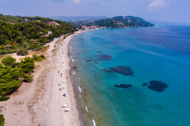 Hava manzaralı egzotik kumlu yarımada ve turkuaz berrak denizi olan Posidi kumlu plajı, Kassandra, Chalkidiki, Kuzey Yunanistan