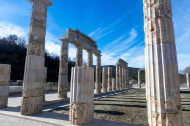 Vergina, Yunanistan - 5 Ocak 2024: 16 yıllık restorasyonun ardından Aigai Sarayı. Saray Büyük İskender 'in Makedonların kralı olarak taç giydiği yer.