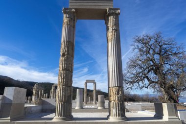 Vergina, Yunanistan - 5 Ocak 2024: 16 yıllık restorasyonun ardından Aigai Sarayı. Saray Büyük İskender 'in Makedonların kralı olarak taç giydiği yer.