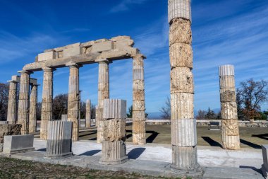 Vergina, Yunanistan - 5 Ocak 2024: 16 yıllık restorasyonun ardından Aigai Sarayı. Saray Büyük İskender 'in Makedonların kralı olarak taç giydiği yer.