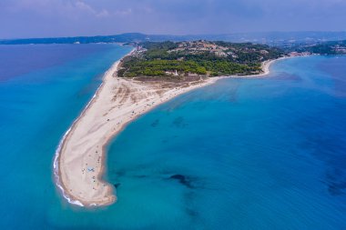 Hava manzaralı egzotik kumlu yarımada ve turkuaz berrak denizi olan Posidi kumlu plajı, Kassandra, Chalkidiki, Kuzey Yunanistan
