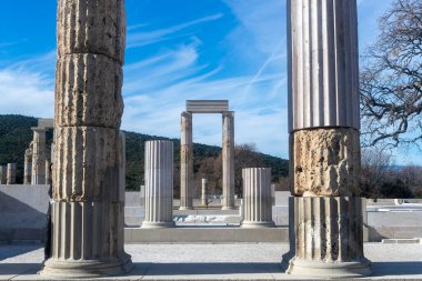 Vergina, Yunanistan - 5 Ocak 2024: 16 yıllık restorasyonun ardından Aigai Sarayı. Saray Büyük İskender 'in Makedonların kralı olarak taç giydiği yer.