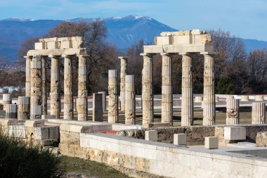 Vergina, Yunanistan - 5 Ocak 2024: 16 yıllık restorasyonun ardından Aigai Sarayı. Saray Büyük İskender 'in Makedonların kralı olarak taç giydiği yer.