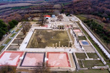 Vergina, Yunanistan -5 Ocak 2024: 16 yıllık restorasyondan sonra Aigai Sarayı 'nın havadan görünüşü. Saray Büyük İskender 'in Makedonların kralı olarak taç giydiği yer.