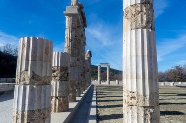 Vergina, Yunanistan - 5 Ocak 2024: 16 yıllık restorasyonun ardından Aigai Sarayı. Saray Büyük İskender 'in Makedonların kralı olarak taç giydiği yer.