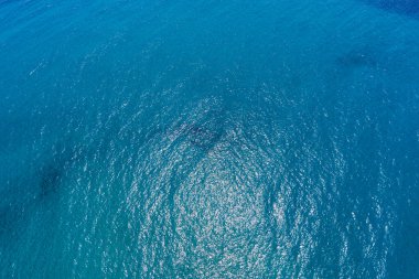 Mavi deniz yüzeyi, üst manzara