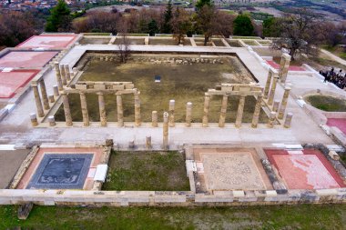 Vergina, Yunanistan -5 Ocak 2024: 16 yıllık restorasyondan sonra Aigai Sarayı 'nın havadan görünüşü. Saray Büyük İskender 'in Makedonların kralı olarak taç giydiği yer.