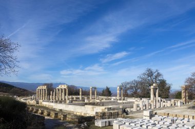 Vergina, Yunanistan - 5 Ocak 2024: 16 yıllık restorasyonun ardından Aigai Sarayı. Saray Büyük İskender 'in Makedonların kralı olarak taç giydiği yer.