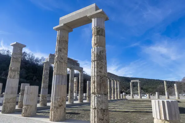 Vergina, Yunanistan - 5 Ocak 2024: 16 yıllık restorasyonun ardından Aigai Sarayı. Saray Büyük İskender 'in Makedonların kralı olarak taç giydiği yer.