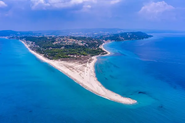 エキゾチックな砂の半島とターコイズクリアな海 カサンドラ チョルキ 北ギリシャの砂浜の砂浜の空中ビュー ストック写真