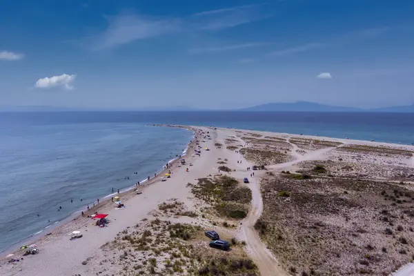 エキゾチックな砂の半島とターコイズクリアな海 カサンドラ チョルキ 北ギリシャの砂浜の砂浜の空中ビュー ストックフォト