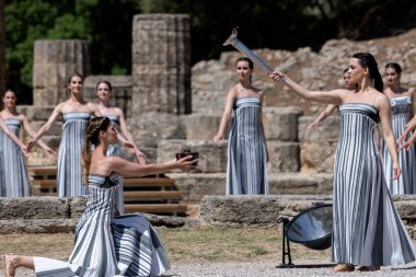 Olympia, Yunanistan - 15 Nisan 2024: Yunanistan 'ın Antik Olympia kentinde düzenlenen Paris 2024 Yaz Olimpiyatları için düzenlenen Olimpiyat alev yakma töreninin son provası