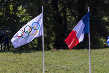 Olympia, Yunanistan - 15 Nisan 2024: Yunanistan 'ın Antik Olympia kentinde düzenlenen Paris 2024 Yaz Olimpiyatları için düzenlenen Olimpiyat alevli yakma töreninin son provası. Fransız bayrağıyla Olimpiyat bayrağı