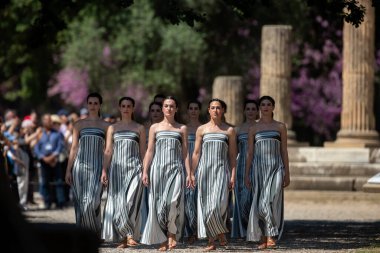 Olympia, Yunanistan - 15 Nisan 2024: Yunanistan 'ın Antik Olympia kentinde düzenlenen Paris 2024 Yaz Olimpiyatları için düzenlenen Olimpiyat alev yakma töreninin son provası