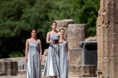 Olympia, Yunanistan - 15 Nisan 2024: Yunanistan 'ın Antik Olympia kentinde düzenlenen Paris 2024 Yaz Olimpiyatları için düzenlenen Olimpiyat alev yakma töreninin son provası