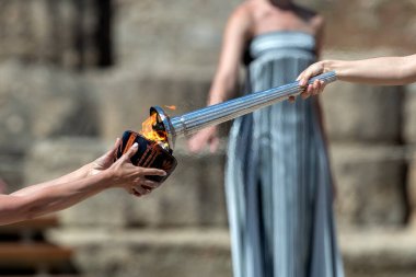 Olympia, Yunanistan - 15 Nisan 2024: Yunanistan 'ın Antik Olympia kentinde düzenlenen Paris 2024 Yaz Olimpiyatları için düzenlenen Olimpiyat alev yakma töreninin son provası