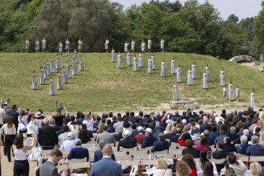 Olympia, Yunanistan - 15 Nisan 2024: Yunanistan 'ın Antik Olimpiyat Olimpiyatları' nda Paris 2024 Yaz Olimpiyatları için Olimpiyat alevi yakma töreni