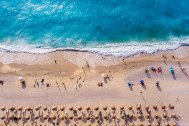Kefalonia 'daki Myrtos Sahili büyüleyici turkuaz suları, beyaz çakıl taşları ve dik uçurumlarıyla bilinen nefes kesici bir kıyı bölgesi. Bu ikonik plaj yüzmek ve dinlenmek için ideal bir ortam sunuyor.
