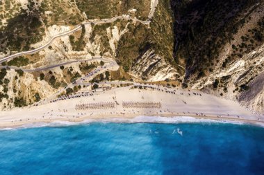 Kefalonia 'daki Myrtos Sahili büyüleyici turkuaz suları, beyaz çakıl taşları ve dik uçurumlarıyla bilinen nefes kesici bir kıyı bölgesi. Bu ikonik plaj yüzmek ve dinlenmek için ideal bir ortam sunuyor.