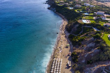 Kefalonia 'daki Ai Helis Sahili, İyon Denizi' nin güzel manzaralarını sunan sığ suları olan sakin kumlu bir plajdır. Uçurumlar ve yeşilliklerle çevrili, rahatlamak için mükemmel.