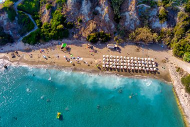 Kefalonia 'daki Ai Helis Sahili, İyon Denizi' nin güzel manzaralarını sunan sığ suları olan sakin kumlu bir plajdır. Uçurumlar ve yeşilliklerle çevrili, rahatlamak için mükemmel.