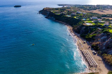 Kefalonia 'daki Ai Helis Sahili, İyon Denizi' nin güzel manzaralarını sunan sığ suları olan sakin kumlu bir plajdır. Uçurumlar ve yeşilliklerle çevrili, rahatlamak için mükemmel.