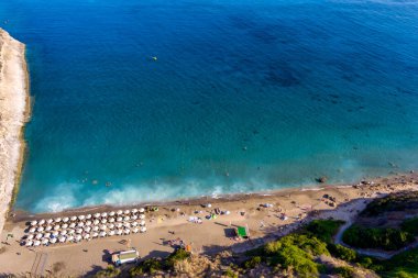 Kefalonia 'daki Ai Helis Sahili, İyon Denizi' nin güzel manzaralarını sunan sığ suları olan sakin kumlu bir plajdır. Uçurumlar ve yeşilliklerle çevrili, rahatlamak için mükemmel.