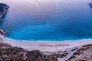 Kefalonia 'daki Myrtos Sahili büyüleyici turkuaz suları, beyaz çakıl taşları ve dik uçurumlarıyla bilinen nefes kesici bir kıyı bölgesi. Bu ikonik plaj yüzmek ve dinlenmek için ideal bir ortam sunuyor.