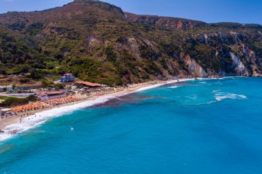 Kefalonia 'daki Petani Sahili turkuaz sulara, altın kuma ve uçurumlarla çevrilidir. Güneş yatakları ve yakınlardaki tavernalar ile yüzmek ve dinlenmek için ideal.