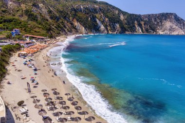 Kefalonia 'daki Petani Sahili turkuaz sulara, altın kuma ve uçurumlarla çevrilidir. Güneş yatakları ve yakınlardaki tavernalar ile yüzmek ve dinlenmek için ideal.