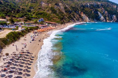 Kefalonia 'daki Petani Sahili turkuaz sulara, altın kuma ve uçurumlarla çevrilidir. Güneş yatakları ve yakınlardaki tavernalar ile yüzmek ve dinlenmek için ideal.