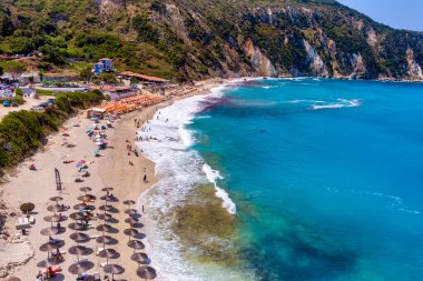 Kefalonia 'daki Petani Sahili turkuaz sulara, altın kuma ve uçurumlarla çevrilidir. Güneş yatakları ve yakınlardaki tavernalar ile yüzmek ve dinlenmek için ideal.