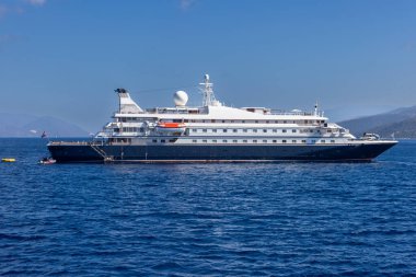 Yunanistan 'ın Kefalonia Adası' nda demirli bir süper yat.