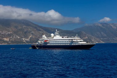Yunanistan 'ın Kefalonia Adası' nda demirli bir süper yat.