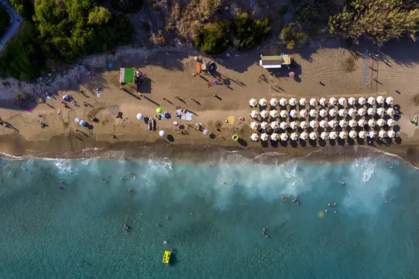 Kefalonia 'daki Ai Helis Sahili, İyon Denizi' nin güzel manzaralarını sunan sığ suları olan sakin kumlu bir plajdır. Uçurumlar ve yeşilliklerle çevrili, rahatlamak için mükemmel.