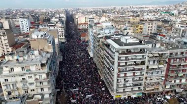 Selanik, Yunanistan - 28 Şubat 2025: Yüz binlerce insan bugün Yunanistan 'ın en ölümcül tren kazasının ikinci yıldönümünde adalet talep etti