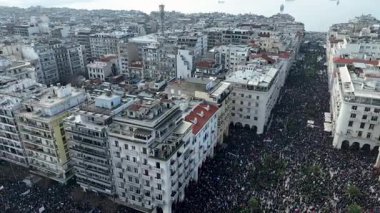 Selanik, Yunanistan - 28 Şubat 2025: Yüz binlerce insan bugün Yunanistan 'ın en ölümcül tren kazasının ikinci yıldönümünde adalet talep etti